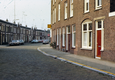 21147 Gezicht op de voorgevels van de huizen Egelantierstraat 13-hoger te Utrecht met links de voorgevels van de panden ...